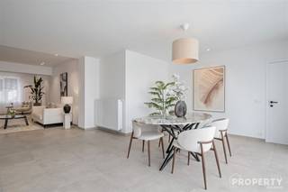 Welkom in deze prachtig gerenoveerde woning in Moorsele, een uniek pand dat de perfecte balans biedt tussen stijl en comfort. Met een...