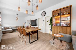 Deze uiterst charmante en ruime hoekwoning combineert karakter en comfort. Zodra u de woning binnenstapt, voelt u de warme en uitnodigende sfeer en dankzij de raampartijen geniet u van natuurlijk licht terwijl de smaakvolle afwerking en het verzorgde onderhoud direct in het oog springen. Op het gelijkvloers biedt deze woning u een ruime living, een open en ingerichte keuken, een droge kelder en een ruime garage. Op de tussenverdieping bevindt zich de vernieuwde badkamer met douche, dubbele lavabo en toilet. Op de eerste verdieping zijn er 4 slaapkamers en een multifunctionele ruimte die momenteel als tv hoek is ingericht. Op de eerste verdieping heeft u ook toegang tot het terras. De ramen zijn voorzien van dubbele beglazing. Centrale verwarming op aardgas. Gunstig EPC. Elektriciteit is conform. De woning is bovendien gunstig gelegen op wandelafstand van het centrum met een vlotte verbinding naar E17 en N41. In de nabijheid van het natuurgebied "Den Bunt" met zijn diverse fiets- en wandelroutes. Aarzel dus niet en maak vandaag nog uw afspraak om deze woning samen met ons te ontdekken.