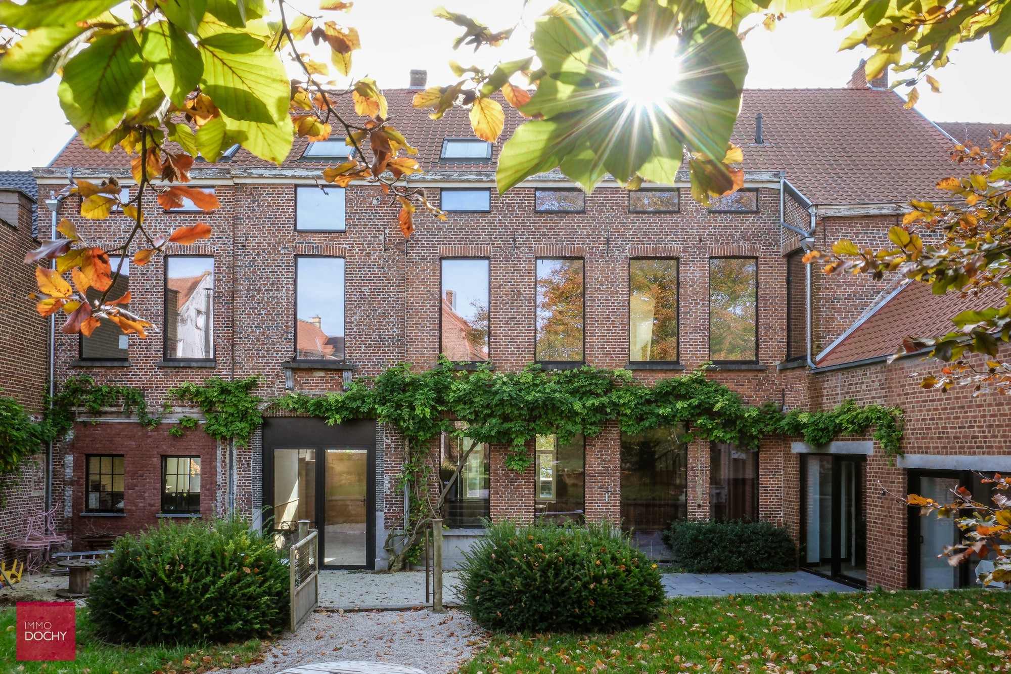 Ruime gerenoveerde stadswoning - ideaal voor kantoor, groepspraktijk, vrij beroep of horeca - foto 1