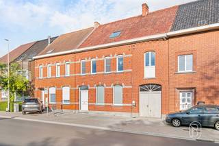 Instapklare gezinswoning met 3 slaapkamers, garage en aangename tuin!Op zoek naar een instapklare woning met voldoende ruimte voor het hele gezin? Ontdek deze aangename gezinswoning, centraal gelegen in Sint-Eloois-Winkel, met winkels, scholen en andere voorzieningen in de nabije omgeving.Bij het binnenkomen bereik je via de inkomhal de ruime en lichtrijke leefruimte, die rechtstreeks toegang biedt tot het terras en de tuin. Verder beschikt het gelijkvloers over een eetkamer, een volledig geïnstalleerde keuken, apart toilet en praktische berging.Op de eerste verdieping bevinden zich de overloop, drie ruime slaapkamers, dressing en 2 badkamers (waarvan 1 volledig vernieuwd). Daarnaast beschikt de woning over een ruime zolder die nog heel wat extra mogelijkheden biedt.Buiten geniet je van een aangename tuin met terras, terwijl de garage zorgt voor bijkomend praktisch comfort en bergruimte.Troeven: warmtepomp, dubbele beglazing (2023), praktische garage en aangename tuin, geïsoleerd dak.Een ideale gezinswoning voor wie op zoek is naar ruimte, comfort en een centrale ligging in Sint-Eloois-Winkel!