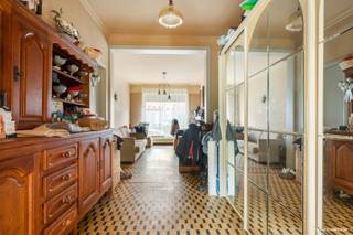 Cette spacieuse habitation comprend : un hall d'entrée, un séjour-salon avec poêle à bois et un coin bureau, une grande cuisine équipée avec un débarras attenant et une salle de bains avec WC. <br /><br />À l'étage : un couloir, 3 chambres et une salle de bains avec WC.<br /><br />Escalier fixe menant aux combles isolés.<br /><br />Jardin avec terrasse et passage. Garage avec porte automatique.<br /><br />Les atouts ?<br /><br />+ Double vitrage ;<br />+ Chauffage central au gaz avec brûleur récent (2020) ;<br />+ Jardin ensoleillé ;<br />+ Situation centrale ;<br />+ Maison spacieuse offrant de nombreuses possibilités.