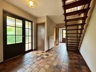 Deze ruime en solide woning is gelegen in de Bloesemlaan, op een gunstige locatie nabij Leuven, de E40, Tiensesteenweg en tal van winkels en voorzieningen. Dankzij de centrale ligging zijn zowel Leuven als de belangrijkste verbindingswegen vlot bereikbaar.<br /><span><span><span><span><span><span><span><span><span><span><span><span><span><span>Op het gelijkvloers beschikt de woning over een ruime inkomhal met trap, apart toilet, bureau, twee slaapkamers, een douchekamer en een lichtrijke woon- en eetkamer met mooie vergezichten. Aansluitend bevindt zich de keuken.</span></span></span></span></span></span></span></span></span></span></span></span></span></span><br /><span><span><span><span><span><span><span><span><span><span><span><span><span><span>De eerste verdieping omvat een zeer ruime overloop met ingebouwde kasten, twee slaapkamers, een apart toilet en een badkamer met ligbad, dubbele wastafel en bidet.</span></span></span></span></span></span></span></span></span></span></span></span></span></span><br /><span><span><span><span><span><span><span><span><span><span><span><span><span><span>De woning is volledig onderkelderd en beschikt onder meer over een dubbele inpandige garage en heel wat praktische bergruimte. Met een </span><span>EPC-label B</span><span> is ook de energieprestatie een mooie troef.</span></span></span></span></span></span></span></span></span></span></span></span></span></span><br /><span><span><span><span><span><span><span><span><span><span><span><span><span><span>Kortom, een zeer ruime en stevige woning met 4 slaapkamers, veel bergruimte en een dubbele garage, gelegen op een uitstekende en vlot bereikbare locatie nabij Leuven.</span></span></span></span></span></span></span></span></span></span></span></span></span></span>