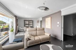 Op een rustige en gegeerde ligging nabij de jachthaven van Blankenberge bevindt zich deze instapklare duplex in een kleinschalige residentie. De woning combineert een rustige omgeving met een uitstekende ligging nabij de jachthaven, de zeedijk, het centrum, winkels en horeca.<br /><br />Met een bewoonbare oppervlakte van 119 m² beschikt de duplex over een ruime en lichtrijke leefruimte met zithoek en eetruimte, een moderne keuken met veel opbergruimte en een aanpalende berging. Verder zijn er drie volwaardige slaapkamers en een ruime badkamer met inloopdouche. Het terras met zicht vormt een aangename extra troef.<br /><br />De residentie dateert van 2006 en omvat slechts vier entiteiten. Bovendien zijn er geen syndickosten, wat zorgt voor extra lage maandelijkse lasten. De woning beschikt over een gunstig EPC B en een conforme elektrische installatie. Verder zijn er een privatieve zolder en een gemeenschappelijke fietsenberging aanwezig. En er bestaat bovendien de mogelijkheid om een garagebox in hetzelfde gebouw aan te kopen.<br /><br />Dankzij de combinatie van ruimte, comfort en een uitstekende ligging is deze duplex ideaal als vaste woonplaats, tweede verblijf of investering aan zee.<br /><br />Aarzel niet en plan vandaag uw bezoek nog in.<br /><br />