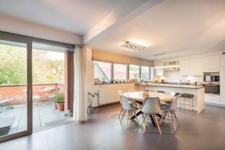 Op een uitstekende locatie te Heverlee presenteren we u dit ruime duplexappartement van 135 m², gebouwd in 2010 en voorzien van een EPC-label A. De perfecte uitvalsbasis naar Leuven en vlak aan op-en afrittencomplex E314/E40. Het appartement biedt een uitzonderlijke woonkwaliteit dankzij de royale leefruimtes, vier kamers, en een prachtig terras. Op de eerste verdieping bevindt zich de lichte en open leefzone, ingedeeld met een volledig geïnstalleerde keuken, eetplaats en zithoek. Vanuit deze leefruimte heeft u directe toegang tot het ruime terras van 19 m², waar u geniet van een heerlijk open zicht op het achterliggende groen. Verder vindt u op dit niveau een praktische wasplaats/berging en een apart toilet.<br />De bovenverdieping omvat vier kamers, waarvan één perfect kan dienen als bureau, dressing of extra opbergruimte. De badkamer is uitgerust met zowel ligbad als douche, en ook hier is een apart toilet aanwezig — een duidelijke meerwaarde voor gezinnen of wie graag extra comfort heeft. <br />Achteraan het gebouw beschikt u over een autostaanplaats, bereikbaar via een afgesloten doorgang, wat zorgt voor extra veiligheid en gebruiksgemak. <br />Dit duplexappartement combineert moderne afwerking, energiezuinigheid, ruimte en een groene woonomgeving. Het appartement is momenteel verhuurd. Interessant voor zowel eigen bewoning als vastgoedinvestering. info@covas.be // 016 40 60 20 // www.covas.be