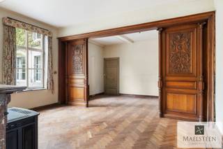 Te restaureren herenhuis op een terrein van maar liefst 3.611 m² in centrum Ruiselede. Een absolute droom voor al wie houdt van historische kenmerken en wilt genieten van een uitzonderlijke tuin. Ruimte is hier het codewoord, een bruikbare vloeroppervlakte van + 450 m² laat u toe om al wensen te verwezenlijken.<br /><br />Deze unieke eigendom met aanduiding als monument biedt meer dan tekst kan omschrijven. Het herenhuis is majestueus in alle facetten, de tuin met vijver heeft tal van ingeplante, volwassen parkbomen die de grandeur van de woning enkel ten goede komen.<br /><br />Samenstelling:<br /><br />Hoofdinkom met majestueuze trappenhal centraal in de woning. Via deze inkom is een direct toegang naar de tuin. De verschillende salons met prachtige authentieke elementen en hoge plafonds werden rond deze centrale inkom ingetekend. Een tweede (diensten)inkom vindt u rechts in de woning. Deze geeft een rechtstreekse toegang naar de keuken, met bijkeuken en extra opslafgruimte.<br />Op het verdiep:<br />Nachthal die in het hoofdgebouw 5 slaapkamers en een badkamer bedient. Het verdiep in de aanbouw is toegankelijk via een trap vanuit de keuken en bestaat uit een 6de slaapkamer en extra bergruimte.<br />Vanaf de palier in de uitbouw is een vaste trap naar de zeer ruime zolder.<br /><br />Links van de woning is een oprit langswaar u toegang heeft tot de zeer ruime tuin en het koetsenhuis.<br /><br />Een bezoek ter plaatse is absoluut aan te raden om de volle grandeur en mogelijkheden van deze unieke herenwoning persoonlijk te ontdekken.<br /><br />Neem zeker contact op met al uw vragen of om uw persoonlijke afspraak (7/7) vast te leggen: 0478 93 72 00 of maxime@maelsteen.be<br /><br />https://id.erfgoed.net/erfgoedobjecten/90379