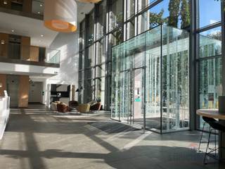 Moderne kantoren te huur bij de ingang van het Terkamerenbos en de Franklin Rooseveltlaan. Het gebouw ligt naast het Hippodrome, vlakbij het station van Boisfort en is gemakkelijk bereikbaar via de ringweg en de snelweg E411. <br />Oppervlakte: 593 m²<br />Archief: 90 €/m²/jaar (exclusief lasten en belastingen 29,5 €/m²/jaar)<br />Binnenparking: 1.800 €/plaats/jaar (exclusief kosten en belastingen 457 €/plaats/jaar)