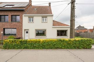 Welkom in deze stevig gebouwde, maar volledig te renoveren vrijstaande woning aan de Vijvestraat in Dentergem (Wakken) 🌿. Een pand met een...