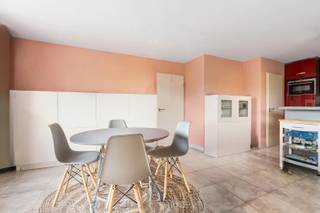 Mariakerke, de aangename volksbuurt van Oostende vlak aan de zee. Recht tegenover het zwembad bevindt zich dit twee slaapkamer appartement.Bij mooi...