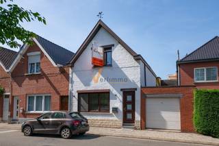 <p><span>Charmante rijwoning in het centrum van Schoten, op wandelafstand van winkels, openbaar vervoer en scholen. </span></p><p><span>De woning beschikt op het gelijkvloers over een authentieke inkomhal, een lichte woonkamer met zicht op het binnenterras/veranda, een keuken met eetruimte en toegang tot het binnenterras/veranda met extra bijgebouw dat benut wordt als wasplaats. Met de buren links deel je een gemeenschappelijke doorgang van het straat naar de veranda. (ideaal voor vuilbakken en fietsen) Achteraan de keuken bevindt zich de badkamer in verouderde staat.</span></p><p><span>Op de eerste verdieping zijn er twee volwaardige slaapkamers met recent vernieuwde ramen, ingebouwde kasten en een ingebouwd bed. Via de hal is er toegang tot het dakterras en het multifunctionele "tuinhuis", momenteel ingericht als klusruimte maar eenvoudig om te bouwen tot bv buitenkeuken en logeerplaats.</span></p><p><span>De woning is structureel in goede staat en voorzien van dubbele beglazing en vernieuwde centrale verwarming. </span></p><p><span>Verdere modernisatie op esthetisch en energetisch vlak biedt tal van mogelijkheden om deze woning naar eigen smaak af te werken.</span></p><p><span>Interesse? Contacteer Verlimmo voor meer informatie of een bezoek ter plaatse.</span></p><p><span>03/658.95.58<br /><span>info@verlimmo.be</span></span></p><p><span> </span></p>