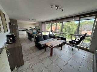 <p><span>R</span><span>ustig gelegen 2-slaapkamer appartement op de tweede verdieping in een gebouw met lift, vlakbij scholen, winkels en openbaar vervoer.</span></p><p><span> </span></p><p><span>Het appartement heeft een inkomhal met ingemaakte kast, berging met CV ketel en aansluiting voor wasmachine, ingerichte keuken en leefruimte met veel lichtinval, badkamer met ligbad, douche en badkamermeubel met lavabo, apart toilet met handenwasser en 2 slaapkamers op laminaat 12,8 - 7,7. </span></p><p><span> </span></p><p><span>Het appartement beschikt ook nog over een ondergrondse autostaanplaats.</span></p><p><span> </span></p><p><span>Dit appartement is ook interessant als investering! </span></p><p><span> </span></p><p><span>Troeven:</span></p><p><span> </span></p><p><span>+ Zeer gunstige ligging</span></p><p><span>+ Veel lichtinval</span></p><p><span>+ Ligbad en douche</span></p><p><span>+ Autostaanplaats</span></p><p><span>+ Nieuwe condensatieketel</span></p><p><span> </span></p><p><span>Kom niet 'TE LAET' en maak een afspraak via 03/644.00.88 of <span>info@immodelaet.be</span></span><span> </span></p><p><span> </span></p><p><span> </span></p>