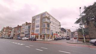 <strong>Ruim en comfortabel 3-slaapkamerappartement</strong> met <strong>2 Terrassen</strong> op een zeer goede ligging in <strong>Sint-Andries</strong>, vlakbij winkels en met een vlotte verbinding naar Expresweg en het centrum van Brugge.<br />+ Uitstekend gelegen!<br />+ Lift aanwezig!<br />+ Energielabel C!<br />+ Uitstekende mobiscore  9,2 op 10!<br /><br />Omvat een inkom, ruime living, ingerichte keuken, 3 slaapkamers, badkamer met douche, 2 terrassen en een balkon. <br />Bruikbare vloeroppervlakte  115 m²<br />Kosten :  + 50 euro / maand  voorschot syndic<br />#leukwonen #sintandries #brugge<br /><br />Beschikbaar  Onmiddellijk vrij !