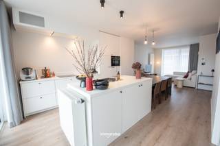 Op een uitstekende locatie op ’t Gaverke in Waregem bevindt zich dit recent en mooi afgewerkt appartement, gelegen op de eerste verdieping van een moderne residentie uit 2020. Dankzij de gunstige ligging, de praktische indeling en de instapklare staat is dit appartement zowel interessant voor eigen bewoning als voor wie op zoek is naar een interessante vastgoedinvestering. Het appartement is momenteel reeds verhuurd en vormt daardoor een interessante opportuniteit voor wie wil investeren in vastgoed. Met een netto rendement van circa 3% biedt dit appartement een interessante investeringsmogelijkheid in een recent gebouw op een gegeerde locatie in Waregem.<br /><br />Het appartement geniet van een vlotte bereikbaarheid en bevindt zich in de onmiddellijke nabijheid van scholen, supermarkten en diverse handelszaken. Bovendien ligt het centrum van Waregem op wandelafstand, waardoor alle dagelijkse voorzieningen gemakkelijk bereikbaar zijn.<br /><br />Bij het binnenkomen word je verwelkomd in de inkomhal met gastentoilet. De leefruimte met open keuken vormt een aangename en gezellige plek om te ontspannen. Verder beschikt het appartement over twee slaapkamers, een badkamer, een praktische berging en een ruim terras.<br /><br />Ook op energetisch vlak scoort dit appartement uitstekend dankzij het EPC-label A. De aanwezigheid van een lift zorgt bovendien voor extra wooncomfort.<br /><br />Bij de aankoop zijn bovendien een private autostaanplaats, gelegen achteraan de residentie, en twee fietsenplaatsen inbegrepen.<br /><br />De troeven op een rijtje:<br />*Uitstekende ligging op ’t Gaverke in Waregem<br />*Scholen, supermarkten en winkels in de nabije omgeving<br />*Het centrum van Waregem op wandelafstand<br />*Recent gebouw van 2020 (EPC-label A)<br />*Instapklaar en mooi afgewerkt<br />*Lift aanwezig<br />*Reeds verhuurd, ideaal als investering (rendement van circa 3%)<br />*Private autostaanplaats achteraan de residentie inbegrepen + 2 fietsenplaatsen<br /><br /><br />Een complete opportuniteit op een uitstekende locatie in Waregem, ideaal voor eigen bewoning of als investering!<br /><br />Interesse in dit appartement? Neem gerust contact op voor meer informatie of een bezoek ter plaatse.<br /><br />Tom Wielfaert – Immo Roba<br />E-mail: tom@immoroba.be<br />0497/85.80.52