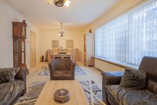 This move-in ready home is centrally located (Dampoort station and 5 min cycling from Ghent city centre). It has three full-size bedrooms, a fully equipped bathroom, a separate toilet and a pleasant courtyard that provides additional outdoor space. The kitchen is functional and fully equipped, with the necessary appliances and plenty of storage space. Thanks to its convenient location, all necessary amenities such as shops, schools and public transport are in the immediate vicinity. <br />On the ground floor is the entrance hall, which provides access to a large, partly covered courtyard. <br />The first floor comprises a spacious living room of 29m², divided into a sitting and dining area, a fully equipped kitchen, a toilet and a bathroom. <br />On the third floor are a playroom and three bedrooms: bedroom 1 (10.89m²), bedroom 2 (17.78m²) and bedroom 3 (13.5m²).<br />Currently the property is part of a building with a commercial ground floor, but for the deed it will be legally split off.<br />No renovation obligation