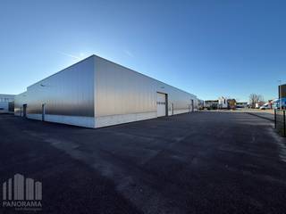 Uitstekend gelegen<strong> gerenoveerd magazijn </strong>van<strong> </strong>490 m² te huur, op slechts 400 meter van de Steenweg Deinze, met een directe aansluiting op de <strong>N60</strong>. Dit pand biedt een snelle en gemakkelijke toegang tot de <strong>E17</strong>, met de <strong>op- en afrit Deinze</strong> op slechts 5 km afstand.<br /><br />Het magazijn is voorzien van een automatische sectionale poort met afzonderlijke toegangsdeur en beschikt over een lichtstraat met rookluik, duurzame polybetonvloer en efficiënte verlichting. Dit gebouw werd in het derde kwartaal van 2024 gerenoveerd, wat resulteert in een moderne en energie-efficiënte werkruimte. Geïsoleerde gevels en dak, alsook nieuw aluminium schrijnwerk!<br />Buiten biedt het pand een ruime manoeuvreerruimte, evenals <strong>voldoende parkeerplaatsen</strong> voor personeel en bezoekers. <strong>Onmiddellijk beschikbaar</strong>!<br /><br />Voor meer informatie, plannen of om een vrijblijvend plaatsbezoek te regelen, neem contact op met <strong>PANORAMA B2B</strong> via <strong>0477 02 09 02</strong>.