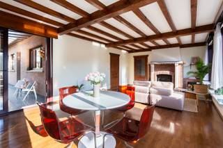 Rustig gelegen te renoveren woning op een gegeerde locatie in Beveren, vlak bij winkels, scholen, openbaar vervoer en met vlotte verbindingen naar Antwerpen, Gent en de Waaslandhaven.<br /><br />De woning bevindt zich op een ruim perceel van 1.050 m² en beschikt over een lichtrijke woonkamer met authentieke elementen, een geïnstalleerde leefkeuken met aansluitende veranda, drie slaapkamers op het gelijkvloers en een zolder met tal van uitbreidingsmogelijkheden. De badkamer is voorzien van een lavabo, ligbad en toilet, daarnaast is er nog een extra gastentoilet aanwezig.<br /><br />Er is voldoende opslagruimte aanwezig in de twee garages en het tuinhuis. Kortom, een ideale woning voor wie op zoek is naar ruimte en renovatiepotentieel.<br /><br />Verplichte vermeldingen<br />Epc E: 471 kWh/m2 (renovatieverplichting)<br />P-score: B<br />G-score: A<br />Vg-Wg-Gvkr-Gvv-Gmo