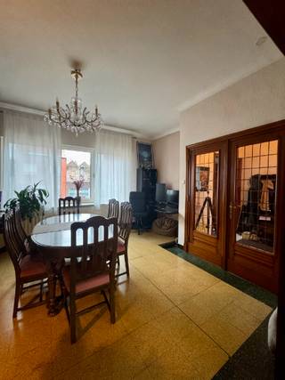 Deze ruime gezinswoning (237 m² bewoonbare opp.)  gelegen in het hart van Ledegem, op het centrale en goed bereikbare adres Stationsstraat 115. De...