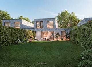 YES! Voor dit pand kan je zélf een afspraak inboeken! Ga naar de advertentie op onze website www.justwonen.be en plan meteen je afspraak in.<br /><br />Het leukste aan deze woning? Dat ‘ie spiksplinternieuw is? Zeker! Dat ‘ie heel strak en clean werd afgewerkt? Absoluut! Dat ‘ie megagrote ramen heeft? Zonder twijfel. Dat ie extreem energiezuinig is? Halleluja!<br /><br />Maar het àllerleukste is de locatie: een nieuwe, doodlopende straat met prachtig zicht op ’t groen. Da’s nog eens thuiskomen, toch?<br /><br />Indeling:<br />De toon wordt meteen gezet bij de inkomhal: héérlijk veel glas en lekker overzichtelijk. Links vinden we een (gasten)toilet, en rechts lopen we de leefruimtes in. <br /><br />De woonkamer zit aan de achterkant, met z’n grote ramen gericht naar je tuin. Zonder meubels valt het misschien niet helemaal op, maar wat een ruimte! En dat wordt nog ‘ns extra in de verf gezet doordat er bijna nergens deuren aanwezig zijn. Een fijne, open flow. <br /><br />Ook de keuken past in ’t plaatje: clean, onderhoudsvriendelijk en neutraal. Alle snufjes zijn aanwezig, dus je kan zo aan de slag. En heb je gespot dat je van hieruit een fantastisch uitzicht hebt over de (soms niet zo) stille Kempen? <br /><br />Om de hoek vind je nog een grote bergplaats met aansluitingen voor wassen en drogen. <br /><br />Boven zijn er 3 slaapkamers, waarvan de grootste ook weer uitkijkt op de groene omgeving. Verder is er nog een ruime badkamer, en da’s er eentje uit de boekskes: superhippe materialen, een ruime inloopdouche, dubbele wastafel en lekker licht. <br /><br />De tuin is nog een project, maar hier wordt aan gewerkt. Er komt een gezellig terras, en de rest wordt voorlopig van gras voorzien. Strak en kindvriendelijk. Het mag nog iets gezelliger, zeg je? <br /><br />No problemo, je mag hier nog helemaal je eigen ding mee doen (in overleg met de eigenaar). <br />Aan de achterzijde is trouwens een paadje naar je tuin, zodat je je fietsen en vuilnisbakken ook via de achterkant kwijt kan.<br /><br />Toch liever een hoekwoning? No problemo, ook die hebben we in de aanbieding. De woning links ernaast is namelijk ook nog beschikbaar. Graag beide woningen bezoeken? Het is dan voldoende om je voor een kijkmoment van 1(!) woning in te schrijven, en dan gooien we graag de deuren van beide huizen voor je open. Tot dan!