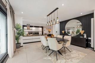 Deze instapklare, vrijstaande bungalow is gelegen in een rustige woonwijk met een vlotte verbinding naar meerdere invalswegen. De woning werd...