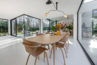 Welkom in deze uitzonderlijke villa, discreet gelegen in een privatief domein met slechts zes woningen. Via de stijlvolle oprijlaan en...