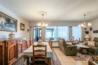 Verzorgde woning met 3 slaapkamers en aparte garage op een rustige ligging.STARTPRIJS: Elk bod boven deze startprijs, wordt voorgelegd aan de eigenaars, die al dan niet kunnen in gaan op dit aanbod.Deze gesloten bebouwing is gelegen in een rustig, doodlopend straatje en biedt een aangename en veilige woonomgeving.De woning beschikt over een aparte garage met automatische poort, die te bereiken is via het praktische achterpoortje, een gezellig terras en praktische buitenbergingen.Bij het betreden van de woning komt u in de inkomhal met maatwerkkasten, gastentoilet en vestiaire.De leefruimte met aansluitende de lichtrijke veranda, die mooi uitzicht biedt op het terras en zorgt voor een extra leefruimte.Praktische, geïnstalleerde keuken die vernieuwd werd in 2020!Op de eerste verdieping zijn er 3 volwaardige slaapkamers en de badkamer met douche en lavabo.Deze gezinswoning combineert een praktische indeling met het gemak van een goede bereikbaarheid en dit op een rustige ligging!Voor meer informatie contacteer Regine: 0493 112 050 - regine@correctvastgoed.be👉 Online schattingstool: https://www.correctvastgoed.be/schatting
