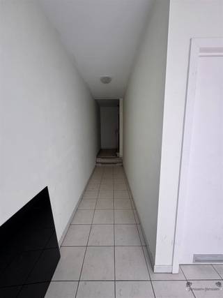 <h1><span>Opbrengsteigendom met gegarandeerd rendement in hartje Hamme</span></h1><p><span>Interessante opbrengsteigendom bestaande uit </span><span>3 verhuurde appartementen</span><span>, ideaal voor investeerders die op zoek zijn naar een </span><span>direct en gegarandeerd rendement</span><span>.</span></p><p><span>Het gebouw is centraal gelegen in Hamme, op wandelafstand van winkels, scholen en openbaar vervoer. Elk appartement beschikt over een lichtrijke leefruimte, ingerichte keuken, slaapkamer(s), badkamer, aparte wasruimte, recent geplaatste hoogrendementsketel en een terras.</span></p><p><span>Daarnaast is er een gemeenschappelijke fietsenberging.</span></p><p><span>Troeven:</span></p><ul><li><span> 3 verhuurde appartementen</span></li><li><span> Gegarandeerde huuropbrengsten vanaf dag één</span></li><li><span> Recente geplaatste hoogrendementsketels</span></li><li><span> Centrale ligging met sterke verhuurbaarheid</span></li><li><span> Zorgeloze investering </span></li></ul><p><span>Een unieke kans voor investeerders die op zoek zijn naar een stabiele vastgoedbelegging met onmiddellijk rendement.</span></p><p><span>Meer info of een bezoek? Contacteer ons via </span><span>052/50 50 00</span><span>.</span></p>