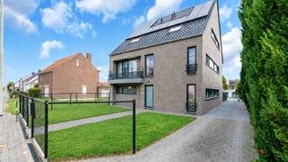 Aan de Staatsbaan 56 bus 1 in Neerharen (Lanaken) bevindt zich dit verzorgd en lichtrijk gelijkvloers appartement.<br />Het appartement geniet van een centrale en vlot bereikbare ligging aan de Staatsbaan in Neerharen. Winkels, scholen, openbaar vervoer en diverse dagelijkse voorzieningen bevinden zich in de onmiddellijke omgeving. Ook het centrum van Lanaken, Maastricht, Genk en Maasmechelen zijn vlot bereikbaar, waardoor deze locatie een ideale uitvalsbasis vormt voor wie rustig wil wonen en toch alles binnen handbereik wil hebben.<br /><br />Via de gemeenschappelijke inkomhal bereikt u het gelijkvloerse appartement aan de linkerzijde van het gebouw. De private inkomhal vormt het centrale verbindingspunt van het appartement en geeft toegang tot de verschillende leefruimtes.<br /><br />Vanuit de inkomhal komt u rechtstreeks in de mooie open keuken, die samen met de eetkamer en woonkamer één aangenaam geheel vormt. De keuken is praktisch ingericht en beschikt over voldoende werk- en opbergruimte. Dankzij de grote raampartijen geniet u vanuit zowel de keuken, de eetkamer als de woonkamer van een overvloed aan natuurlijk licht en heeft u vanuit elke ruimte een aangenaam contact met de buitenomgeving. De verbinding tussen de verschillende leefruimtes en de tuin zorgt voor een heerlijk open en ruimtelijk gevoel.<br /><br />Aan de achterzijde van de leefruimte bevindt zich de veranda, die een mooie overgang vormt naar de privatieve tuin. De veranda zorgt voor een aangename extra leefruimte en laat u volop genieten van het zicht en de verbinding met de tuin. De privatieve tuin biedt vervolgens een heerlijke plek om tot rust te komen, te genieten van het groen en op elk moment van de dag even naar buiten te gaan.<br /><br />Verder beschikt het appartement over twee volwaardige slaapkamers, waardoor er voldoende ruimte is voor een comfortabele hoofdslaapkamer, kinderkamer, bureau of hobbyruimte. Via de inkomhal bereikt u eveneens het aparte gastentoilet en een praktische berging.<br />Een absolute troef van dit appartement is de volledige onderkeldering. Het appartement beschikt over een volledig onderkelderd niveau, wat zorgt voor bijzonder veel extra bergruimte. Voorraad, hobbyspullen, seizoensgebonden spullen, materiaal of andere zaken die u liever netjes uit het zicht bewaart, kunnen hier gemakkelijk een plaats krijgen. Waar een appartement vaak genoegen moet nemen met een kleine berging, beschikt u hier over een volledige kelderverdieping. Extra ruimte die in het dagelijkse leven bijzonder handig is!<br /><br />Ook buiten heeft dit appartement heel wat te bieden. Naast de privatieve tuin beschikt u over een praktische tuinberging, ideaal voor tuinmateriaal en allerhande buitenspullen. Bovendien is er een privatieve autostaanplaats aanwezig, zodat u steeds over uw eigen parkeerplaats beschikt.<br /><br />Het appartement is voorzien van comfortabele en energiezuinige vloerverwarming, die zorgt voor een aangename en gelijkmatige warmteverdeling in de leefruimtes. Hierdoor geniet u het hele jaar door van een optimaal wooncomfort.<br /><br />Op energetisch vlak is dit appartement eveneens een echte uitschieter. Dankzij de aanwezige zonnepanelen en de energiezuinige eigenschappen van het appartement bedraagt het EPC slechts 37 kWh/m² per jaar en is er een E-peil van 18. Een bijzonder gunstige energiescore die een grote meerwaarde vormt voor het appartement. U woont hier niet alleen comfortabel, maar ook bijzonder energiezuinig, met een beperkte energievraag. In een tijd waarin energiezuinig wonen steeds belangrijker wordt, is dit dan ook een troef waar u op lange termijn volop van kunt genieten.<br /><br />Kortom, dit gelijkvloers appartement combineert een aangename open leefruimte met een mooie verbinding tussen binnen en buiten, een privatieve tuin met veranda, twee slaapkamers, een volledige kelder, tuinberging en eigen autostaanplaats. Voeg daar de zonnepanelen en het uitzonderlijk gunstige EPC van 37 kWh/m² per jaar aan toe en u krijgt een appartement dat niet alleen bijzonder praktisch en aangenaam woont, maar ook op energetisch vlak helemaal mee is.<br /><br />Bent u op zoek naar een verzorgd gelijkvloers appartement met ruimte, een eigen tuin en bijzonder veel extra bergruimte? Dan is dit appartement aan de Staatsbaan 56 bus 1 in Neerharen zeker een bezoek waard.<br /><br />STEDENBOUWKUNDIGE INFORMATIE:<br />- Stedenbouwkundige vergunning ontvangen: JA<br />- Stedenbouwkundige bestemming: Woongebied<br />- Verkavelingvergunning: NEEN<br />- Voorkooprecht RUP: NEEN<br />- Dagvaarding voor inbreuk op de stedenbouwkundige voorschriften: NEEN<br />- Overstromingsgevoeligheid<br />P-score: B<br />G-score: B<br />EPC: A label, 37 kWH/m²<br />Certificaatcode: 73107-G-OMV_2018144998/EP15119/A001/D01/SD017<br /><br />Wens jij dit appartement te bezichtigen? Aarzel niet en neem contact met ons op, we staan voor je klaar!<br />Tel.: 0032 497 84 48 80<br />E-mail: info@caenenvastgoed.be<br /><br />Tot binnenkort!<br />