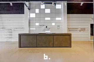 Ontdek deze unieke commerciële kans in het bruisende winkelcentrum van Roeselare!Deze ruime handelsruimte van 273 m², gebouwd in 2008, bevindt zich...