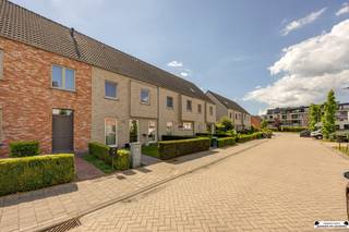 <p>Bent u op zoek naar een recente (2013), instapklare woning op een toplocatie? Dan is deze energiezuinige gezinswoning, gelegen in het hart van Loenhout, zeker een bezoek waard. <br />Via de inkomhal met praktische ingemaakte kasten en een apart gastentoilet komt u in de lichtrijke leefruimte op onderhoudsvriendelijke tegelvloer. Aansluitend bevindt zich de volledig ingerichte keuken, die alle nodige comfort biedt. Verder is er op het gelijkvloers een handige wasruimte met de technische voorzieningen. Op de eerste verdieping vindt u drie volwaardige slaapkamers, een badkamer uitgerust met een ligbad, douche en dubbele lavabo, evenals een tweede apart toilet. Via een toegangsluik bereikt u de zolder, die nog volledig naar eigen wens kan worden afgewerkt en extra mogelijkheden biedt. De tuin is zuid-west georiënteerd en volledig omheind. Bijkomend is er achteraan nog een garage voorzien.</p><p>Troeven van de woning:<br />- EPC-label A met score 3 kWh/(m2jaar)<br />- 12 zonnepanelen <br />- Elektriciteit conform<br />- Kindvriendelijke omgeving<br />- Garagebox </p><p>Deze woning is pas beschikbaar vanaf februari 2027!</p>