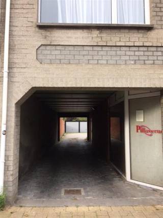 In het centrum gelegen en afsluitbare garagebox (nr. 1), eerste van links), bereikbaar via doorrij naar de achterzijde van gebouw.<br />Vrij per 1/11/2026