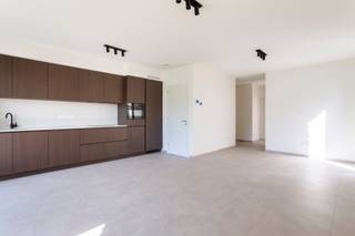 Stijlvol nieuwbouw gelijkvloers appartement te huur in Schilde.<br /><br />Op zoek naar modern wooncomfort in een groene en rustige omgeving? Dit prachtige nieuwbouw gelijkvloers appartement in Schilde biedt een perfecte combinatie van hedendaagse afwerking, ruimte en buitenleven.<br /><br />Het appartement beschikt over een lichtrijke leefruimte met moderne uitstraling, een praktische indeling en kwalitatieve materialen. Via de leefruimte heb je toegang tot een ruim terras en een privatieve tuin de ideale plek om te ontspannen, te genieten van zonnige dagen of gezellig samen te komen met familie en vrienden.<br /><br />Dankzij de energiezuinige nieuwbouw geniet je bovendien van optimaal wooncomfort en lage energiekosten. De gelijkvloerse ligging zorgt voor extra gemak en een vlotte toegankelijkheid.