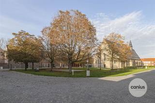 <p><span>NIEUWBOUWWONING MET 3 SLKS OP HET BEGIJNHOF</span></p><p><span>Aan de stadsrand van Sint-Truiden treffen wij op het Begijnhof vier unieke nieuwbouwwoningen aan. De locatie kunnen wij omschrijven als een uiterst rustige locatie met een rijke geschiedenis. Wij bevinden ons op wandelafstand van domein 't Speelhof, het stadspark, het bruisende stadscentrum van Sint-Truiden, diverse supermarkten, ... Ook openbaar vervoer en de belangrijke invalswegen richting Hasselt, Tienen en Gingelom bevinden zich nabij deze woningen.</span></p><p><span> </span></p><p><span>HISTORISCH KARAKTER MET DE LUXE VAN VANDAAG</span></p><p><span>Iedere woning beschikt over drie slaapkamers en zal hoogwaardig afgewerkt worden. Dit met oog voor duurzaamheid &amp; respect voor de historische omgeving. Zo kunnen toekomstige eigenaars genieten van zonnepanelen, vloerverwarming, regenwaterrecuperatie, … Dit alles zorgt ervoor dat men gedurende vijf jaar kan genieten van 50% vrijstelling op het kadastraal inkomen.</span></p><p><span> </span></p><p><span>GENIET VAN 6% BTW, nu ook voor INVESTEERDERS</span></p><p><span>Mogelijkheid tot aankoop aan het verlaagde btw-tarief van 6% in plaats van 21% btw. </span></p><p><span>Voorwaarden:  </span></p><p><span> </span></p><p><span>Eigen bewoning:</span></p><p><span>* Je koopt de woning persoonlijk aan, niet via een vennootschap</span></p><p><span>* Dit wordt je enige eigen woonst gedurende minstens 5 jaar.</span></p><p><span>* De bewoonbare oppervlakte bedraagt maximaal 175m²</span></p><p><span> </span></p><p><span>Investeerders: Ook investeerders genieten van 6% btw bij de aankoop van een onroerend goed als men deze langdurig (minstens 15 jaar) verhuurd aan particulieren. </span></p><p><span><br /></span><span>WONEN IN EEN UNIEKE SETTING WAAR VERLEDEN &amp; TOEKOMST ELKAAR ONTMOETEN</span><span><br />Nieuwsgierig naar dit knap nieuwbouwproject? Maak snel een afspraak of vraag maar informatie aan bij één van de medewerkers van Canius Real Estate. U kan ons bereiken op het nummer 011 74 12 36 of <span>info@canius.be</span></span><span>.</span></p><p><span> </span></p><p><span>*Deze gegevens zijn louter ter informatieve titel. De vermelde oppervlaktes zijn slechts indicatie. Canius Real Estate kan niet verantwoordelijk gesteld worden voor de juistheid van de aan haar verstrekte gegevens.</span></p><p><span> </span></p>