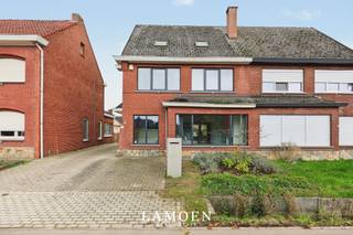 <p>Aan de Molsebaan in Retie vindt u deze ruime halfopen gezinswoning op een perceel van 486 m², rustig gelegen en vlot bereikbaar richting Mol en Turnhout.<br />Op het gelijkvloers wacht een royale, L-vormige leefruimte met voldoende plaats voor een zithoek en eetkamer. De keuken sluit hier mooi op aan, een praktische voorraadkelder en gastentoilet maken het geheel compleet.<br />Op de eerste verdieping bevinden zich drie ruime slaapkamers en een badkamer met douche en dubbel lavabomeubel.<br />Via een vaste trap bereikt u de ruime zolder, ideaal als vierde slaapkamer, hobbyruimte of mancave.<br />Buiten geniet u van een zonnige tuin op het zuidwesten met terras en een tuinhuis met elektriciteit. <br />Verder biedt volop ruimte en mogelijkheden, een mooie kans voor wie een gezinswoning zoekt om helemaal naar eigen smaak in te richten.</p><p>Alle troeven op een rijtje:<br />• Ruime woning met 189 m² bewoonbare oppervlakte<br />• 3 slaapkamers + zolder als mogelijke vierde slaapkamer<br />• Zuidwestgerichte tuin met terras en tuinhuis<br />• EPC B (193 kWh/m² jaar)<br />• Centrale verwarming op gas<br />• Vlot bereikbaar richting Mol en Turnhout</p><p>Kortom, zoekt u een instapklare gezinswoning op een uitstekende locatie? Dan plannen wij graag een bezoek in!</p><p>Benieuwd naar onze verkoopstrategie voor uw woning? Plan zeker een afspraak in via info@lamoen.net of 03 375 60 99 <br />Bodemattest, Asbestattest, stedenbouwkundige info aanwezig. Overstromingsgevoeligheid: P- score A en G-score A. Niet Asbestveilig, elektriciteit niet conform.<br /> </p>