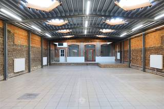 Gent - Koning Albertlaan 134: Op zoek naar een ruim handelspand te huur vlakbij station Gent-Sint-Pieters? Dan is dit pand mogelijk iets voor u. De...