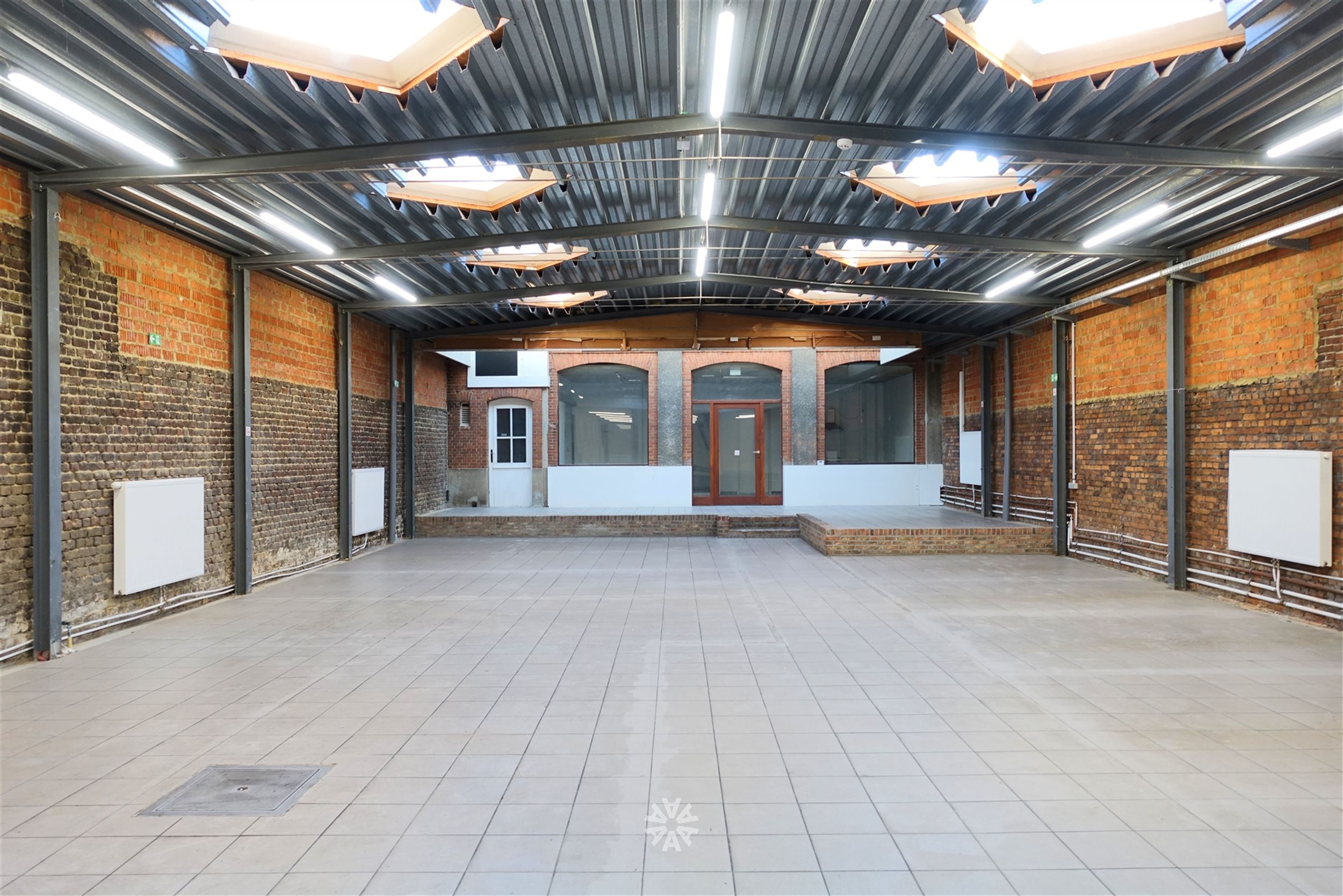 Ruim handelspand te huur vlakbij station Gent-Sint-Pieters - foto 2