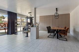 Deze multifunctionele handelsruimte is gelegen in Dessel met een goede zichtbaarheid en vlotte bereikbaarheid uit de omliggende gemeenten.Het pand...