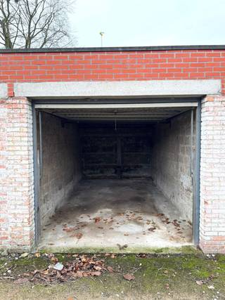 Au centre de Duffel, dans un quartier calme derrière une maison de la Wouwendonkstraat, nous proposons à la vente trois boxes de garage contigus...