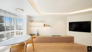 <p>Op een toplocatie vlak bij zee bevindt zich dit volledig gerenoveerde appartement in Residentie Ivoire, een kleinschalige en verzorgde residentie.</p>
<p>Het appartement werd volledig vernieuwd met kwalitatieve materialen en met aandacht voor comfort en functionaliteit. De lichtrijke leefruimte biedt een aangenaam zijdelings zeezicht en geeft toegang tot een terras aan de voorzijde.</p>
<p>Indeling: inkomhal met vestiaire en gastentoilet, ruime leefruimte met open, volledig uitgeruste keuken en een gezellige zithoek aan het raam. Aansluitend bevindt zich het terras aan de leefruimte.</p>
<p>Aan de achterzijde bevindt zich de master bedroom met ingemaakte kasten en een eigen douchekamer. Daarnaast is er een tweede ruime slaapkamer, eveneens voorzien van ingemaakte kasten. Beide slaapkamers geven uit op het terras achteraan. Verder is er een derde slaapkamer met ingemaakt stapelbed en een aparte badkamer.</p>
<p>In de residentie is bovendien een ruime privatieve kelder aanwezig.</p>