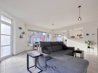 Dit vernieuwde gelijkvloers appartement is gelegen in een rustige en aangename woonomgeving in Assebroek, waar u in alle sereniteit kan genieten...