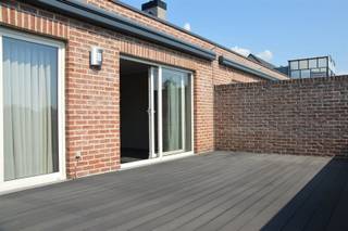 <p><span>Zeer mooi duplex appartement van 141m² groot.</span></p><p><span>op de 1ste verdieping</span></p><p><span>Inkomhal met gastentoilet, ruime badkamer.</span></p><p><span>Mooie woonkamer met aansluitend zeer groot zuidgericht terras met automatische zonneluifel die het ganse terras overdekt.</span></p><p><span>Het terras werd 3 jaar geleden vernieuwd in hardhout. Perfecte staat.</span></p><p><span>Open keuken welke is voorzien van alle comfort.</span></p><p><span>Zeer grote berging met inbouwkasten.</span></p><p><span>op de 2de verdieping</span></p><p><span>Nachthal met toilet, 3 slaapkamers.</span></p><p><span>Het appartement is volledig instapklaar. Lichtarmaturen, gordijnen en overgordijnen zijn aanwezig. Nieuwe hoogrendementsketel 2025.</span></p><p><span>Garage achteraan het gebouw + extra staanplaatsen.</span></p><p><span>Aanrader !!!</span></p>