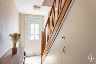 TE KOOP - Charmante woning met 3 slaapkamers en een bijzonder sterke troef<br /><br />Bent u op zoek naar een gezellige woning met een praktische indeling én extra mogelijkheden? Dan is deze woning absoluut het ontdekken waard!<br /><br />Op het gelijkvloers beschikt de woning over een aangename leefruimte met living en eetkamer, een keuken en een handige berging. Vanuit de keuken heeft u rechtstreeks toegang tot de buitenruimte.<br /><br />Een absolute meerwaarde is de rechtstreekse toegang vanuit de buitenplaats naar de woning. Dit zorgt voor extra comfort.<br /><br />Op de eerste verdieping bevinden zich twee slaapkamers en een badkamer. Via de grootste slaapkamer bereikt u met een vaste trap de ruime zolderverdieping. Deze ruimte kan perfect ingericht worden als derde slaapkamer, hobbyruimte, bureau of extra leefruimte, afhankelijk van uw wensen.<br /><br />Een woning met veel potentieel, een praktische indeling en een verrassende extra verdieping. Ideaal voor starters, gezinnen of wie op zoek is naar een woning met mogelijkheden.<br /><br />Richtprijs: 298.000€<br /><br />Mis deze kans niet en neem vandaag nog contact op voor meer informatie of een bezichtiging in te plannen.<br />Plan uw bezichting via onze website www.cornelis-goeman.be