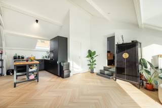 Ruim en volledig gerenoveerd appartement op toplocatie met 2/3 slaapkamers. Mogelijkheid tot huren van parking in de zeer nabije omgeving.<br /><br />Op de hoek van de Driekoningenstraat en de Grote Steenweg bevindt zich dit bijzonder ruime en lichtrijke appartement, dat in 2025 volledig werd gerenoveerd. De combinatie van royale leefruimtes, een hoogwaardige afwerking, twee slaapkamers, een polyvalente bureauruimte en een aangenaam terras maakt dit een ideale woning voor wie ruimte en comfort zoekt in het hart van Berchem.<br /><br />De indrukwekkende woonruimte van ca. 85 m² vormt het hart van het appartement en werd afgewerkt met een stijlvolle vloer in visgraatmotief. De open, volledig ingerichte keuken beschikt over koelkast, oven, kookplaten, dampkap, aanrecht en voldoende kastruimte.<br />Aansluitend bevindt zich een open bureau van ca. 20 m², eveneens afgewerkt in visgraatmotief. Deze ruimte kan perfect dienstdoen als thuiswerkplek, hobbyruimte of eventueel als derde slaapkamer.<br />Het appartement beschikt verder over twee volwaardige slaapkamers van respectievelijk 14 m² en 11 m², een badkamer van ca. 7 m² met inloopdouche en lavabo, een afzonderlijk toilet en een praktische berging van ca. 9 m² met aansluitingen voor wasmachine en droogkast en de condensatieketel.<br />Als extra troef beschikt het appartement over een terras van ca. 12 m².<br /><br /><br />De algemene kosten bedragen slechts € 50 per maand provisie, inclusief water, onderhoud van de gemeenschappelijke delen en verzekering.<br /><br />Troeven: volledig gerenoveerd in 2025, uitzonderlijk ruime leefruimte, visgraatvloer, 2 tot mogelijk 3 slaapkamers, terras, veel lichtinval en een uitstekende ligging in Berchem aan de Grote Steenweg.<br /><br />Mogelijkheid tot huren van parking in de zeer nabije omgeving.<br /><br />