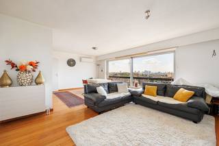 Op de 8ste verdieping van een uitstekend onderhouden gebouw bevindt zich dit mooie 3-slaapkamerappartement met een uniek panoramisch zicht over Antwerpen. Dankzij de grote raampartijen in living, keuken en slaapkamer geniet elke ruimte van lichtinval wat zorgt voor een aangenaam en ruim woongevoel. Het ruime terras aan de voorzijde van circa 15m2 is op het westen georiënteerd, genieten dus van de namiddag-en avondzon. <br /><br /><u>Indeling:</u><br />Bij het betreden van het appartement komt u rechtstreeks in de inkomhal met vestiairegedeelte. Deze biedt toegang tot de ruime woon- en eetkamer op parket en loopt over in het zonnige terras aan de voorzijde. Om de koelte te bewaren werd de living voorzien van airconditioning en van een elektrische rolluik op de grote raampartij.<br />De open keuken is volledig uitgerust en grenst aan een tweede terrasje op de zijkant van het gebouw.<br /><br />De nachthal geeft toegang tot 3 volwaardige slaapkamers op parket, een aparte toilet en een berging met aansluiting voor was-en droogkast.<br /><br />1 ondergrondse staanplaats is verplicht bij aan te kopen (15.000 euro). Verder is er ruim voorzien in inpandige fietsenstallingen.<br /><br /><br /><u>Troeven:</u><br />- EPC-label B<br />- Elektriciteit conform<br />- Asbestvrij<br />- Panoramisch uitzicht over stad <br />- Twee terrassen <br />- Praktische indeling <br />- Verzorgd gebouw met lift<br />- Rustige, doch centrale ligging<br />- Ondergrondse autostaanplaats<br />- Fietsenberging<br /><br />Of u nu op zoek bent naar een nieuwe thuis of een rendabele investering, dit appartement in Merksem biedt een uitstekende opportuniteit. Momenteel wordt het verhuurd aan een stabiele en correcte huurder, waardoor u meteen geniet van een verzekerd en zorgeloos rendement.<br /><br />Het grondplan, het EPC, elektriciteitskeuring en de asbestinventaris kan u reeds bekijken via de Wellimmo-site ('documenten')<br /><br />📩 Meer info of een bezoek: info@wellimmo.net<br />📞 03/225 00 68 of 0468/07 55 56 (Gerd)<br /> 