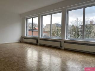 <p><span>Aangenaam, gerenoveerd appartement!</span></p><p><span>*info/bezoek? MAIL VV@CLISSENIMMO.BE</span></p><p><span>Instapklaar twee slaapkamer appartement in de Markgravebuurt! </span></p><p><span>Het appartement is gelegen op de 2de verdieping van een klein gebouw met beperkte onkosten, geen lift.</span></p><p><span>Via de gemeenschappelijke traphal (geen lift) bereiken we het appartement. De inkomhal is voorzien van een parketvloer. De leefruimte 30m² op parket met open zicht over de Fransenplaats biedt ook plaats aan de open keuken (8m²). De keuken is voorzien van een vele kasten, dubbele spoelbak, koelkast, diepvries, oven, gasvuur, dampkap en vaatwasser. De slaapkamers (14m² - 8,5m²) werden voorzien van vast tapijt, de derde kamer (6m²) is ideaal als bureau, vernieuwde badkamer met ligbad met douchesproeier, lavabo met meubel en een handdoekradiator. Het terrasje is bereikbaar vanuit de tweede slaapkamer. Aansluiting voor wasmachine en droogkast in de badkamer, afzonderlijk toilet met handenwasser. </span></p><p><span>Eigen meters voor gas en elektriciteit, €40/maand provisie voor water, €20/maand provisie voor de gemeenschappelijke delen. </span></p><p><span>Onmiddellijk beschikbaar.</span></p><p><span> </span></p>