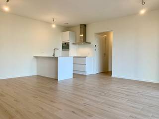 Modern en comfortabel gelijkvloers appartement met 2 slaapkamers in nieuwbouwproject Heizijde. Privatieve kost (provisie): €113/maand. EPC:...