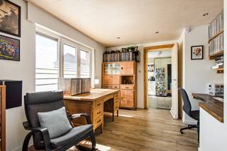 Deze halfopen woning verwelkomt je via een verzorgde inkomhal met apart gastentoilet. de inkomhal biedt directe toegang tot de badkamer, uitgerust met een enkele lavabo, een moderne inloopdouche en praktische kastruimte.<br /><br />Vanuit de hal kom je in de gezellige leefruimte, waar licht en ruimte centraal staan. Aansluitend bevindt zich een grote ruimte die als keuken kan ingericht worden. De keuken beschikt bovendien over een handige voorraadberging.<br /><br />Achteraan vind je een garage/bergruimte, wat zorgt voor extra comfort en opbergruimte.<br /><br />De trap in de leefruimte leidt naar de eerste verdieping, waar zich twee slaapkamers bevinden (11m³/13m²). Eén van de kamers is extra bijzonder dankzij de aanwezigheid van een mezzanine, perfect als bijkomende opbergruimte.<br /><br />Daarnaast beschikt de woning over een kelder, wat nog extra stockage mogelijk maakt.<br /><br />Buiten geniet je van een aangename, zuidwest georiënteerde tuin waar je volop kan profiteren van de zon. Het overdekte terras biedt een fijne plek om het hele jaar door te ontspannen.<br /><br />Troeven:<br />+ Leuke locatie in Broechem<br />+ Praktische indeling<br />+ Veel opbergruimte<br />+ Zuid georiënteerde tuin<br />+ Mooi gerenoveerd<br /><br />Interesse in dit tof appartement? Contacteer ons via 03 337 50 70 of info@vbvastgoed.be voor een afspraak ter plaatse of meer info.
