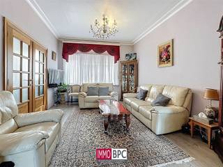 <p><span>Laissez-vous séduire par cette maison chaleureusement entretenue, avec jardin et terrasse orientés plein sud un véritable havre de paix. Idéale pour les familles à la recherche despace, de lumière et dun cadre de vie convivial.</span></p><p><span>Dès lentrée, un hall accueillant vous mène vers un vaste et élégant séjour. La cuisine, entièrement équipée, offre tout le confort moderne et un accès direct au jardin ensoleillé un endroit parfait où les enfants peuvent jouer en toute sécurité.</span></p><p><span>La maison dispose de trois chambres spacieuses et lumineuses, chacune avec une atmosphère chaleureuse. La salle de bain entièrement équipée. Vous bénéficierez en outre dun agréable balcon et dune cave pratique pour le rangement.</span></p><p><span>Idéalement située à distance de marche des commerces, écoles et transports en commun. Lexcellente mobiscore de 9/10 témoigne de laccessibilité exceptionnelle de ce bien.</span></p><p><span>Vous cherchez une maison prête à emménager où vous vous sentirez immédiatement chez vous ? Ne laissez pas passer cette opportunité ! Venez découvrir par vous-même tout le charme et le confort de cette magnifique maison cest peut-être votre futur chez-vous ! </span></p>