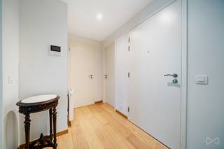 Visites et renseignements au 0484/06.1000<br />À vendre – Appartement contemporain d’exception au Sart-Tilman (Angleur)<br /><br />Au cœur d’un environnement résidentiel privilégié, calme et verdoyant, découvrez ce superbe appartement contemporain, construit il y a à peine deux ans, offrant un cadre de vie où confort, élégance et luminosité se conjuguent à la perfection.<br /><br />Dès l’entrée, les volumes généreux et la lumière naturelle séduisent. Grâce à son excellente orientation et à ses larges baies vitrées, les espaces de vie profitent d’un ensoleillement optimal tout au long de la journée.<br /><br />L’appartement se compose d’un spacieux séjour ouvert sur une magnifique terrasse de 70m², d’une cuisine entièrement équipée aux finitions soignées, de deux belles chambres, de deux salles de douches, de 2 WC séparés ainsi que d’un troisième WC intégré à l’une des salles de douches.<br /><br />À l’arrière, une seconde terrasse vous offre un espace extérieur supplémentaire, dans un cadre paisible et verdoyant. Les deux terrasses bénéficient d’une orientation sud-est, idéale pour profiter pleinement de la lumière naturelle.<br /><br />Le bien est complété par deux emplacements de parking privatifs ainsi que deux caves, apportant un confort de vie appréciable au quotidien.<br /><br />Sur le plan énergétique, l’appartement bénéficie d’un excellent PEB A, garantissant de faibles consommations et un confort thermique remarquable.<br /><br />Autre avantage majeur : la vente est soumise aux droits d’enregistrement et non à la TVA, permettant de profiter d’un appartement très récent sans supporter le régime TVA applicable à un achat neuf.<br /><br />Idéalement situé à proximité des commerces, des transports, des principaux axes routiers, du CHU et du campus universitaire du Sart-Tilman, ce bien rare séduira les amateurs d’un cadre de vie alliant sérénité, nature et modernité.<br /><br />Un bien d’exception, prêt à accueillir ses nouveaux propriétaires. Venez vite visiter il n'y en aura qu'un!<br />0484/06/1000 ou www.weinvest.be