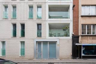 Ontdek dit energiezuinig appartement (EPC A – score 84) in de Lange Beeldekensstraat, op wandelafstand van het Centraal Station en Park Spoor Noord. Het bevindt zich op de eerste verdieping van een modern gebouw (2013) met lift en slechts één appartement per verdieping.<br /><br />Binnen geniet je van een ruime leefruimte met open keuken, warme parketvloeren en betonnen plafonds die een hedendaags loftgevoel creëren. De leefruimte geeft uit op een zonnig terras van 10 m². Verder zijn er een vernieuwde badkamer, apart toilet, berging, airco en videofoon.<br /><br />Momenteel ingedeeld met twee slaapkamers, eenvoudig terug te brengen naar drie. Mogelijkheid tot aankoop van autostaanplaats (€30.000). Centrale, levendige ligging met vlotte verbindingen.