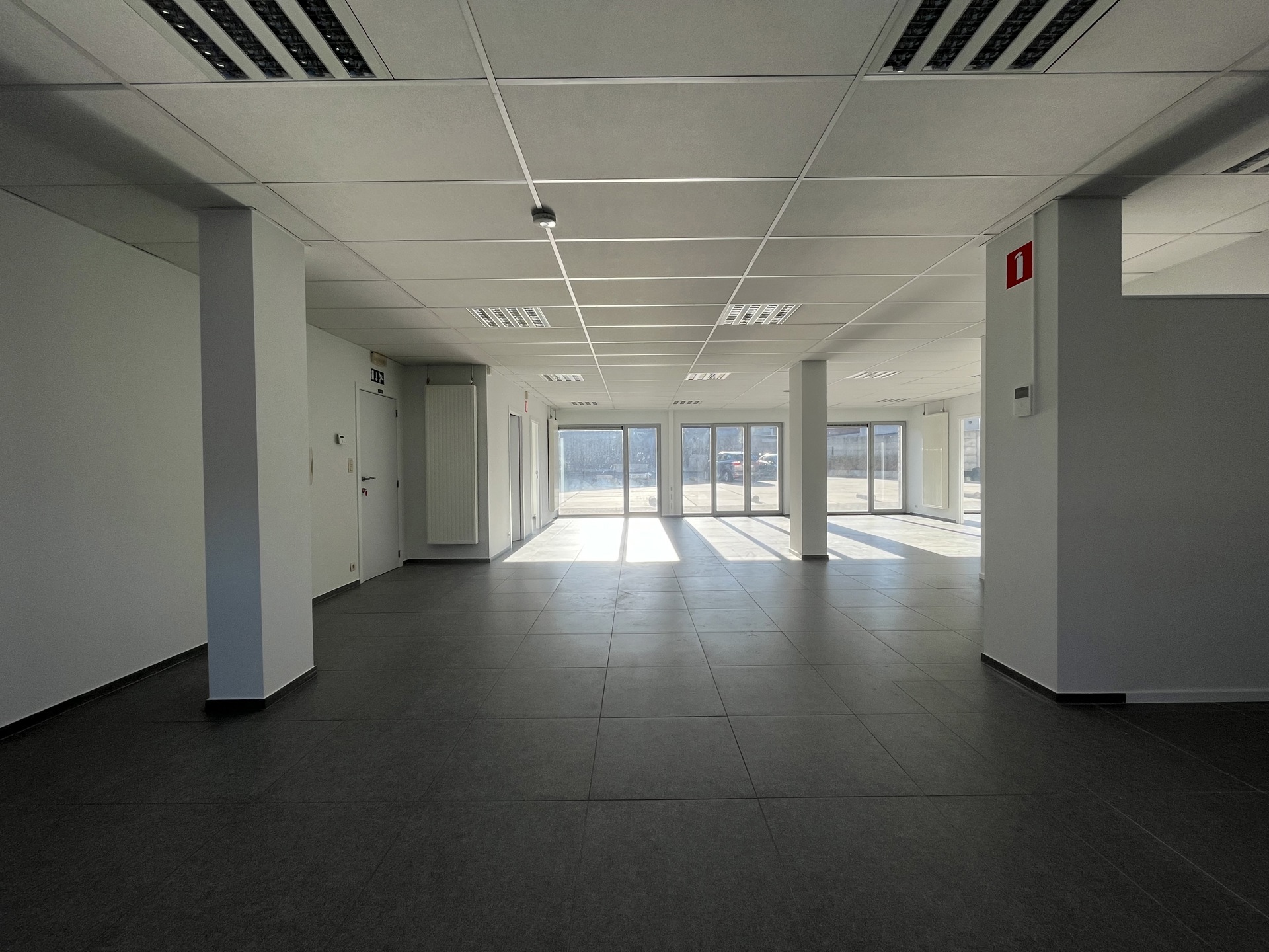 RUIME HANDELS/KANTOORRUIMTE TE HUUR IN TERNAT - foto 5