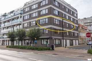 Appartement d'angle lumineux de 2 chambres, situé à seulement 100 mètres de la promenade du bord de mer et des commerces de proximité. Il comprend un séjour spacieux, un coin cuisine, deux chambres de bonne taille (toutes deux équipées d'un lit double), une salle de bains avec baignoire et des toilettes séparées. Moyennant quelques travaux de rénovation, ce bien serait idéal pour une résidence principale ou une maison de vacances ! Un local à vélos commun est à disposition.
